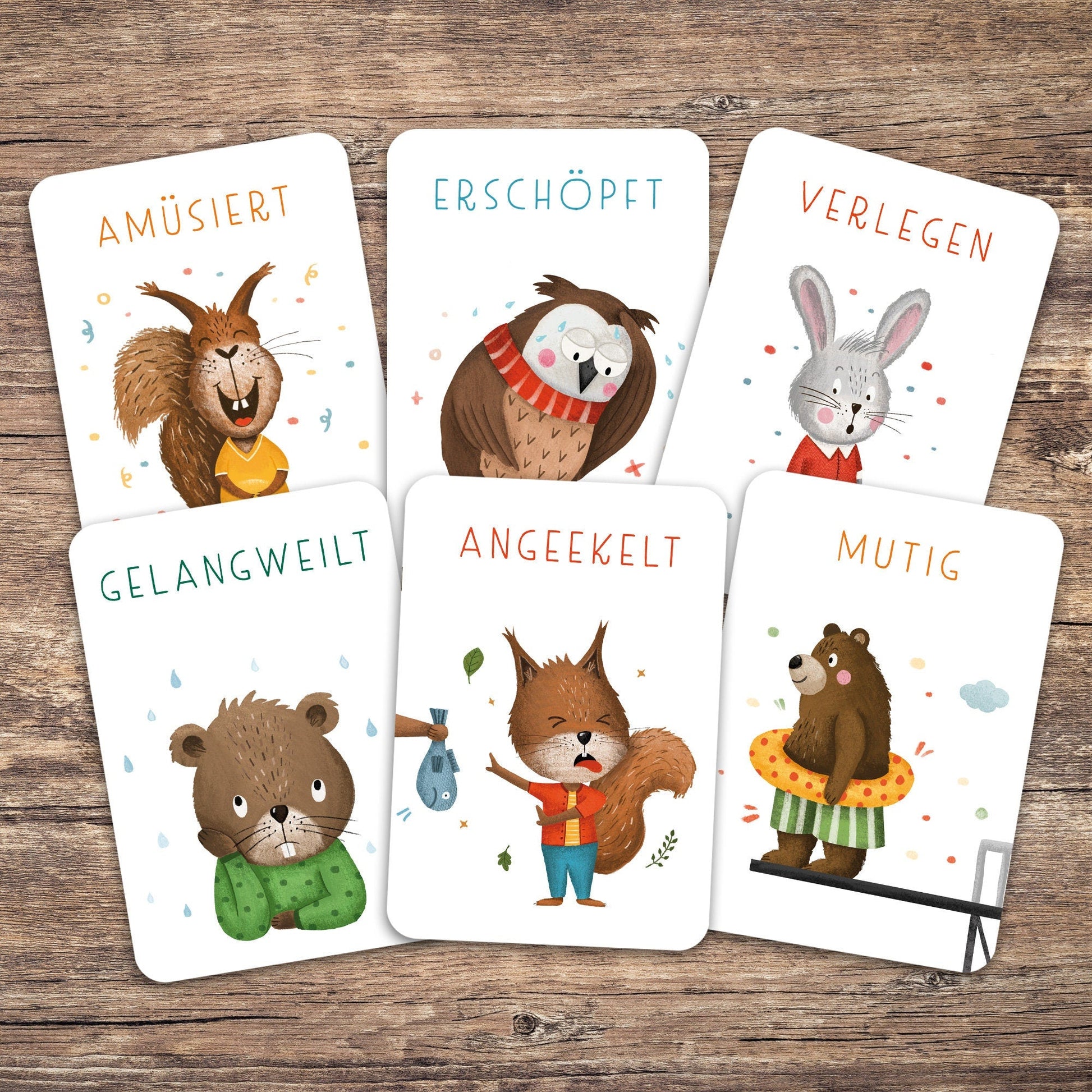 Handgezeichnetes Kartenset mit Gefühlskarten: 40 Karten mit bunten Illustrationen und kindgerechten Beschreibungen von Gefühlen, verpackt in einer Faltschachtel, ideal für die Förderung emotionaler Kompetenz.