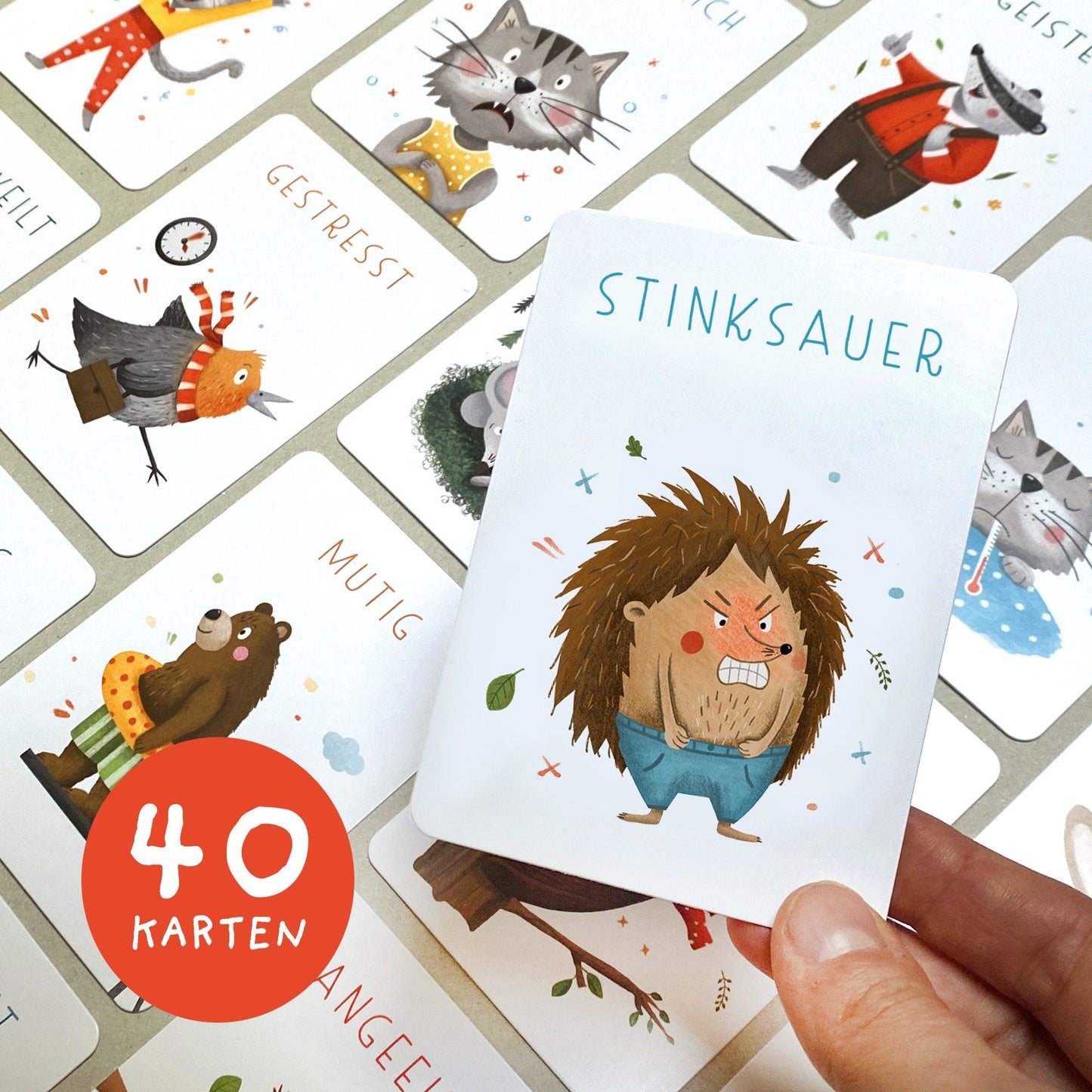 Handgezeichnetes Kartenset mit Gefühlskarten: 40 Karten mit bunten Illustrationen und kindgerechten Beschreibungen von Gefühlen, verpackt in einer Faltschachtel, ideal für die Förderung emotionaler Kompetenz.