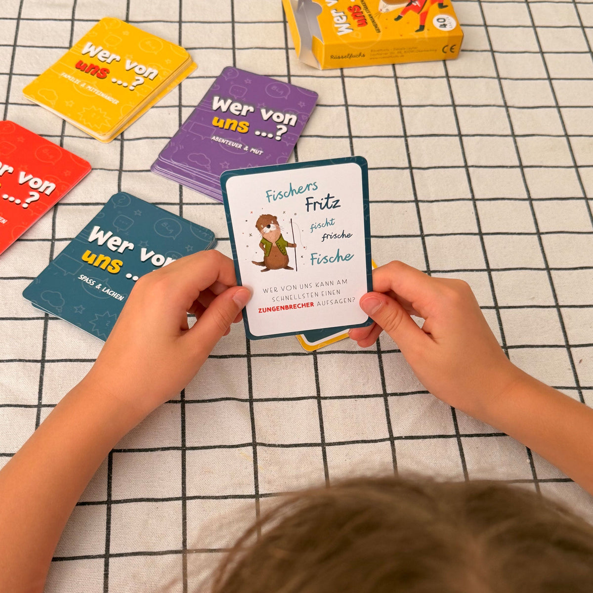 Wer von uns? Kartenspiel für Kinder – gemeinsam Stärken entdecken mit 40 liebevoll illustrierten Karten Kategorien Familie & Miteinander, Charakter & Stärken, Abenteuer & Mut, Spaß & Lachen Zungenbrecher